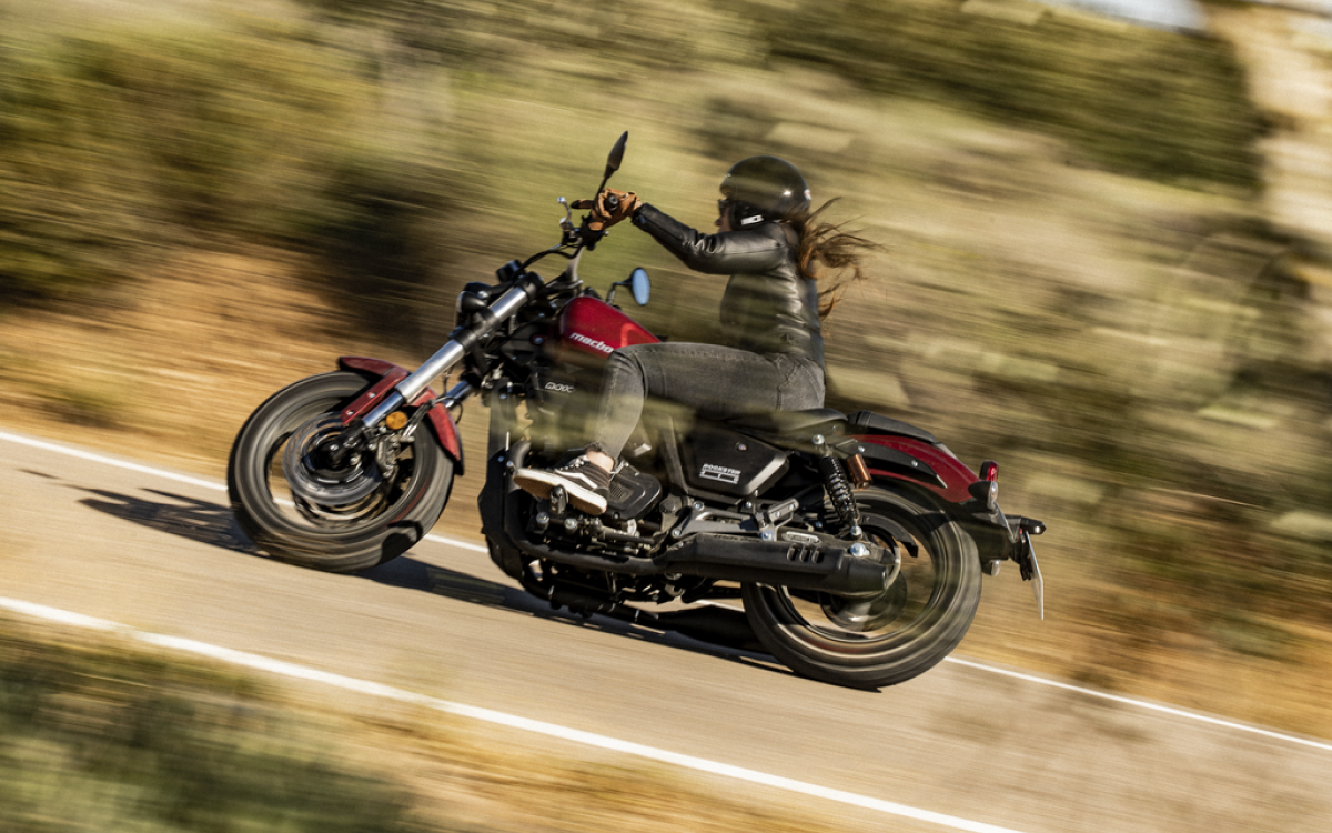 big_crop_macbor-nueva-rockster-410-custom-bobber-accion