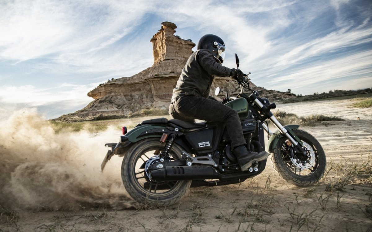 big_crop_macbor-nueva-rockster-410-custom-bobber-derrapando